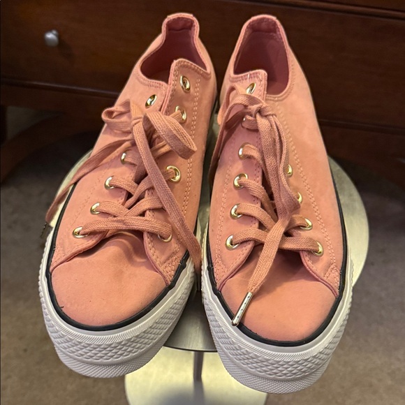 NWOT BLUSH PINK Converse Lace-Up Sneakers - Picture 2 of 15